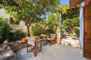 Outdoor dining - Welcoming house in Medieval Town (Rhodes)