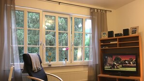 Huis, 5 slaapkamers, terras, aan tuin | Woonkamer | Flatscreentelevisie