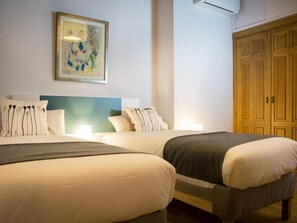 2 slaapkamers, een bureau, een strijkplank/strijkijzer, reisbedje
