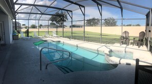 Alberca al aire libre y alberca climatizada