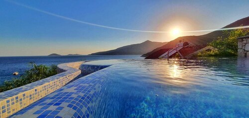 Luxusvilla mit Infinity-Pool und Whirlpool, 2 Gehminuten vom Meer entfernt