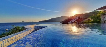 Luxury villa with private infinity pool and jacuzzi within 80metres of the sea 