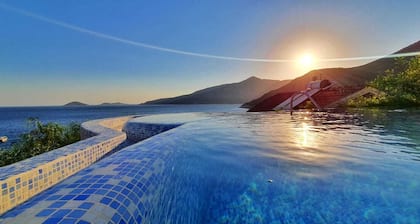Luxusvilla mit Infinity-Pool und Whirlpool, 2 Gehminuten vom Meer entfernt