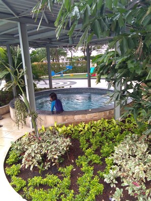 Außenpool, Sonnenschirme, Liegestühle