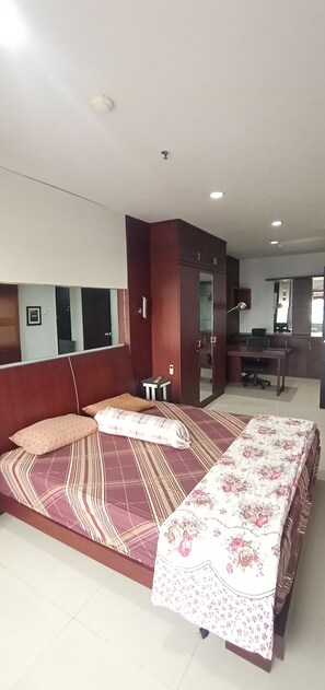 Appartement familial, 2 chambres, balcon, vue sur la ville | 2 chambres, décor unique, ameublement unique, bureau