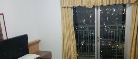 Family Apartment, 1 Bedroom | 2 bedrooms, individually decorated, individually furnished, desk