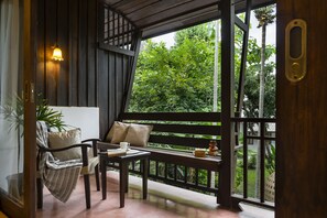 Kamar Double Deluks, 1 Tempat Tidur King, bathtub | Pemandangan taman