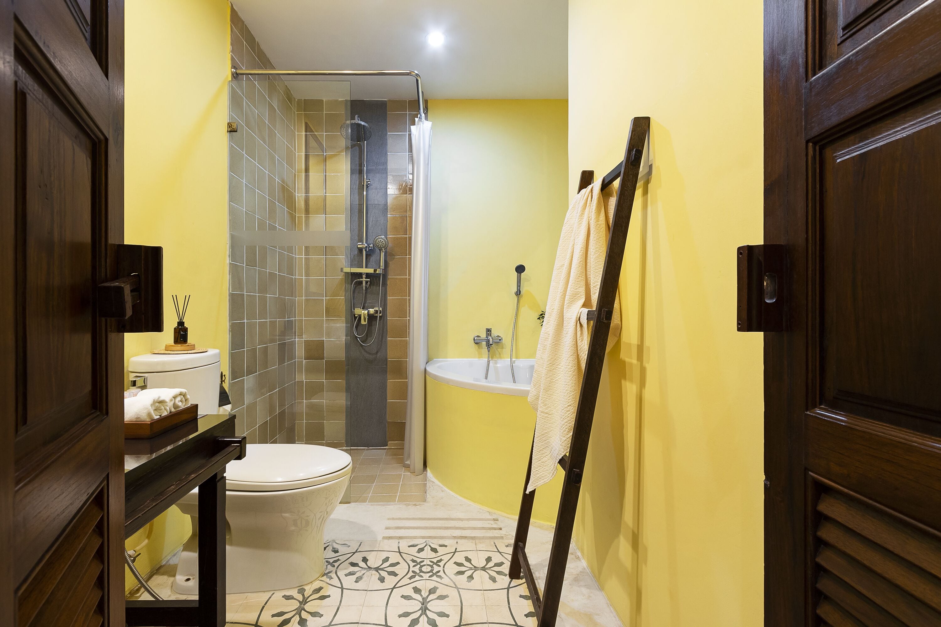 Un baño con inodoro, ducha y bañera.