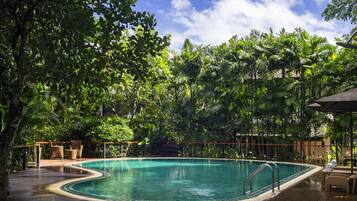 Ulkouima-allas avoinna 6.00–20.00, aurinkotuoleja