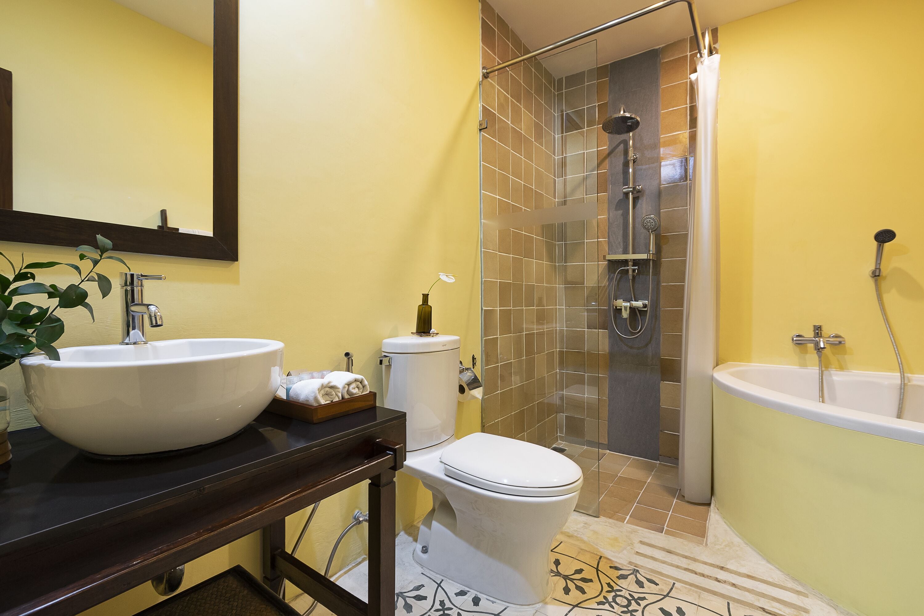 deluxe double room, 1 king bed, bathtub | bathroom | separate bathtub and shower, jetted bath, rainfall showerhead