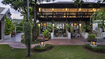 Breakfast and lunch served, Thai cuisine