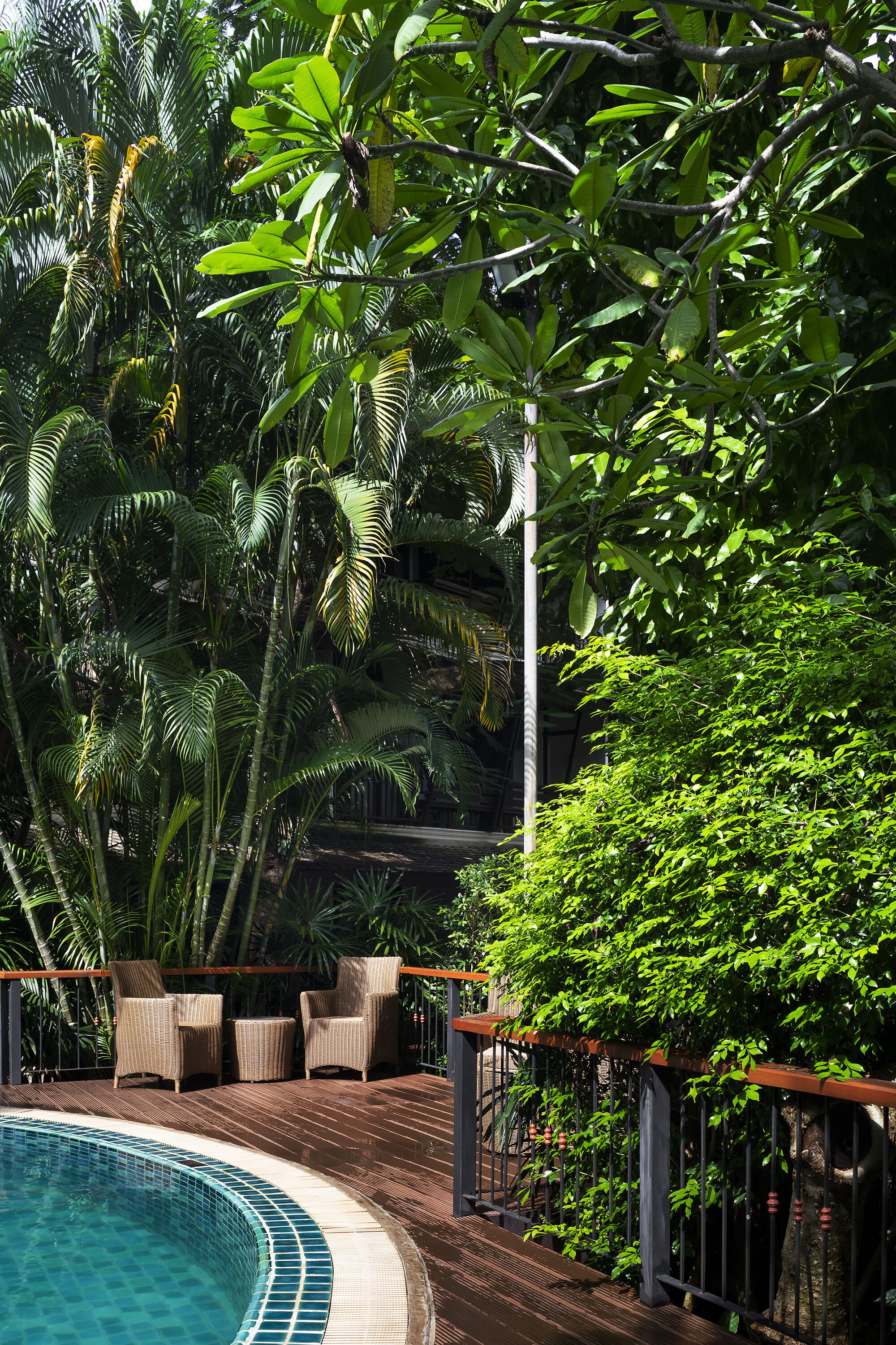 Utendørsbasseng og solsenger