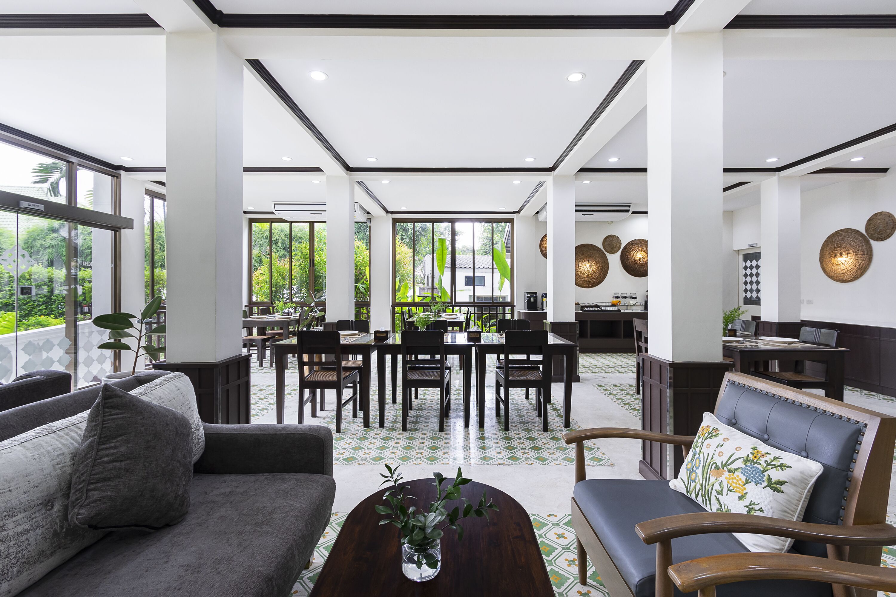 Petit déjeuner et déjeuner servis sur place, spécialités Cuisine thaï