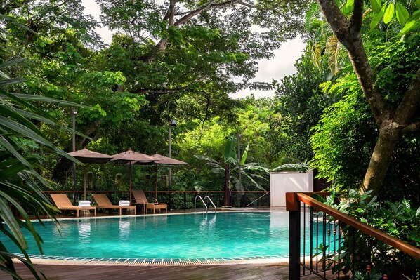 Outdoor pool, open 6:00 AM to 8:00 PM, pool loungers - Ratchapruek Lanna Boutique (Hang Dong)