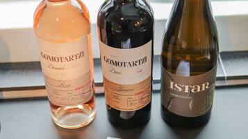 Trois bouteilles de vin sont posées sur une table, avec un menu devant.