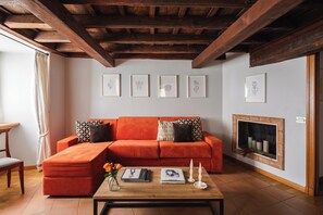 Smart-tv, een open haard en boeken