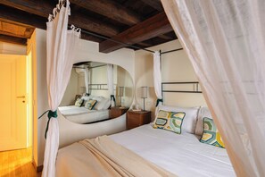 2 soverom, safe på rommet, strykejern/-brett og reiseseng for barn