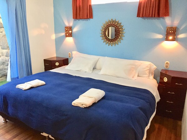 Chambre supérieure double, 1 très grand lit | Rideaux d’obscurcissement, accès au Wi-Fi (inclus)