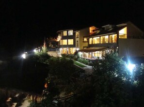 Façade de l’hébergement  – soirée/nuit