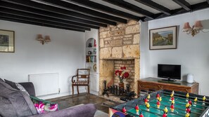 TV, fireplace, DVD player, foosball - Pilgrim Cottage - sleeps 8 guests  in 4 bedrooms (Bourton-on-the-Hill)