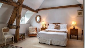 4 bedrooms, iron/ironing board, travel crib, free WiFi - Pilgrim Cottage - sleeps 8 guests  in 4 bedrooms (Bourton-on-the-Hill)