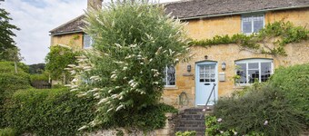 Pilgrim Cottage - sleeps 8 guests  in 4 bedrooms