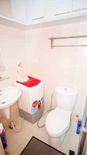 A bathroom with a toilet, bidet, and sink. - SM Jazz Residence by Good Rent (Makati)