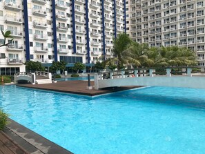 Una piscina al aire libre