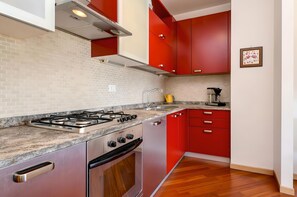 Kühlschrank, Mikrowelle, Ofen, Geschirrspüler