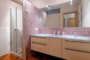 Douche, sèche-cheveux, serviettes fournies, shampoing
