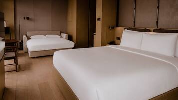 Habitación de hotel con una cama grande, un escritorio y una silla.