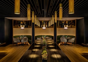 2 restaurants; breakfast, lunch, and dinner served