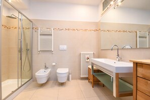 Douche, sèche-cheveux, serviettes fournies, shampoing