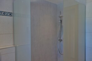 Shower, hair dryer, towels, soap - quiet, cozy apartment for 2-3 persons, 43m², W-LAN, 150 to the bus stop (Gortipohl)