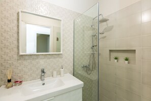 Suihku, hiustenkuivaaja, pyyhkeet