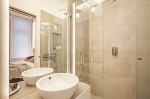 Douche, sèche-cheveux, serviettes fournies, savon