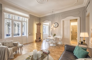 Smart TV, books - APARTMENT WITH BALCONY IN PEDESTRIAN STREET , 2BR , 2BA , AC ,Wi-Fi , SMART TV (Budapest)