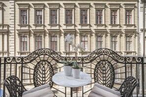 Outdoor dining - APARTMENT WITH BALCONY IN PEDESTRIAN STREET , 2BR , 2BA , AC ,Wi-Fi , SMART TV (Budapest)