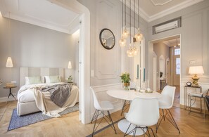 2 bedrooms, in-room safe, desk, iron/ironing board - APARTMENT WITH BALCONY IN PEDESTRIAN STREET , 2BR , 2BA , AC ,Wi-Fi , SMART TV (Budapest)