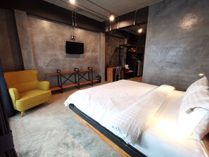 Deluxe szoba kétszemélyes ággyal, 1 king (extra méretű) franciaágy, nemdohányzó | Prémium ágynemű, íróasztal és laptophoz jól használható munkafelület