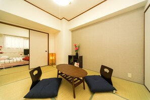 Habitación triple estándar | Sala de estar | Televisión de pantalla plana 