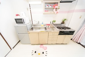 Habitación triple estándar | Cocineta privada | Refrigerador, microondas, parrilla de estufa y tetera eléctrica 