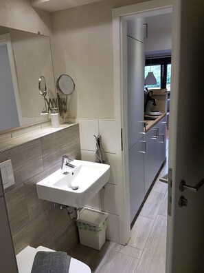 Sèche-cheveux, serviettes fournies