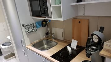 Kühlschrank, Mikrowelle, Herdplatte, Wasserkocher mit Kaffee-/Teezubehör
