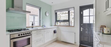 Een koelkast, een oven, een vaatwasser, een koffiezetapparaat/waterkoker