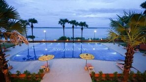 Una piscina al aire libre