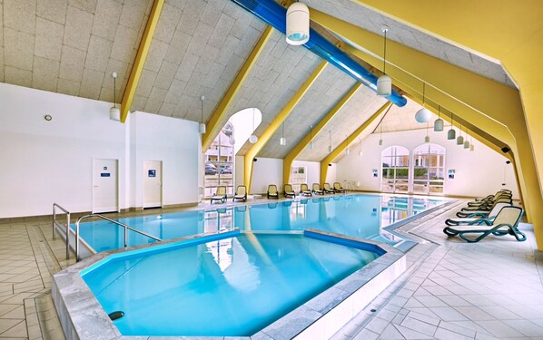 من حمّامات السباحة المغطاة، حمّام سباحة مُدفَّأ