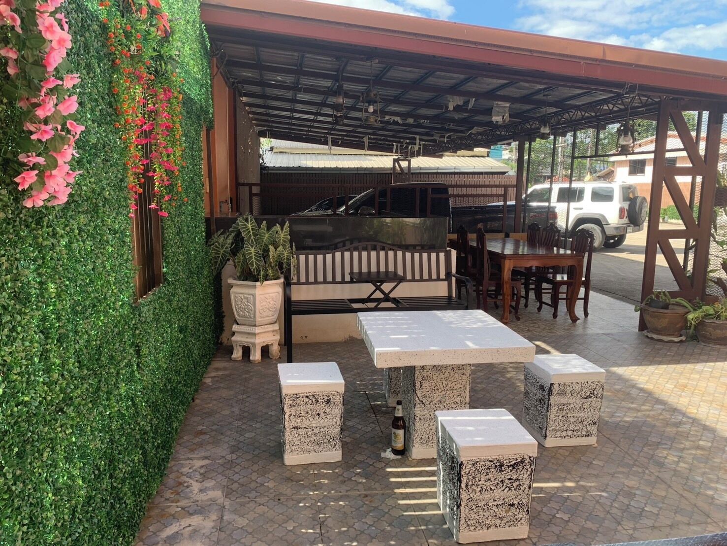 Se ofrece un desayuno típico de la región (150 THB por persona)