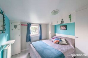 2 chambres, fer et planche à repasser, lit de bébé portatif