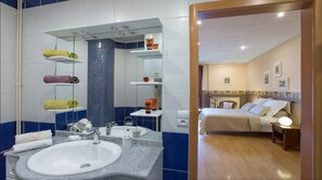 Secador de cabelo, toalhas de banho